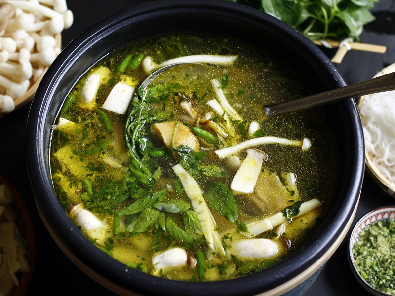 Thành phẩm món canh gà lá é thanh mát