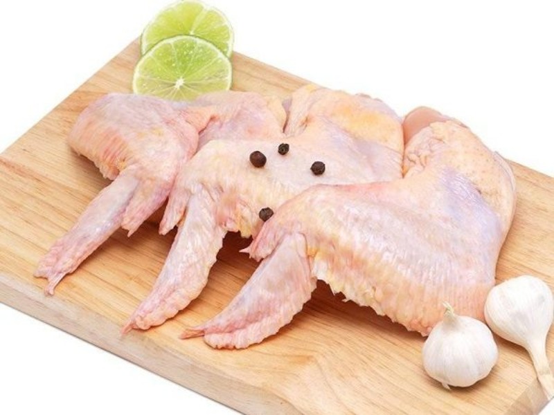 Sơ chế nguyên liệu làm canh gà lá é