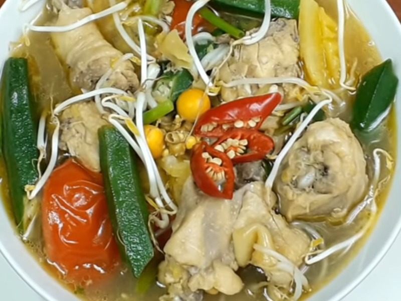 Thành phẩm món canh gà nấu chua thơm ngon