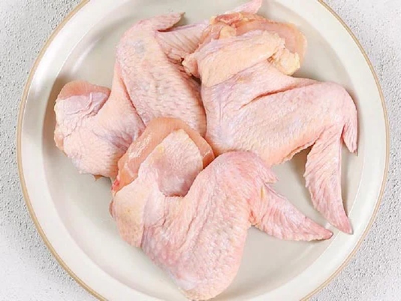 Sơ chế nguyên liệu làm canh gà nấu chua