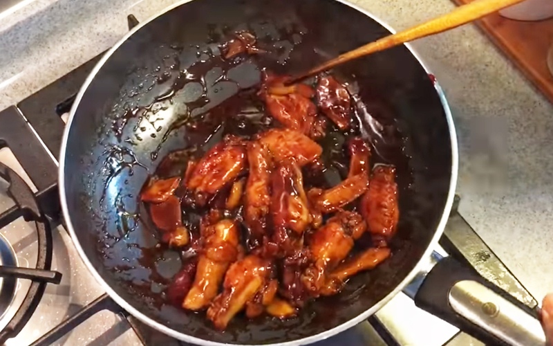 Đảo cánh gà với nước coca