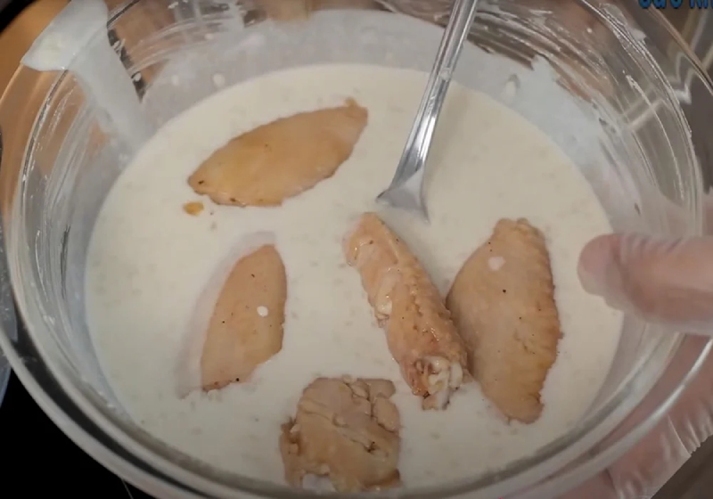 Tẩm bột cánh gà