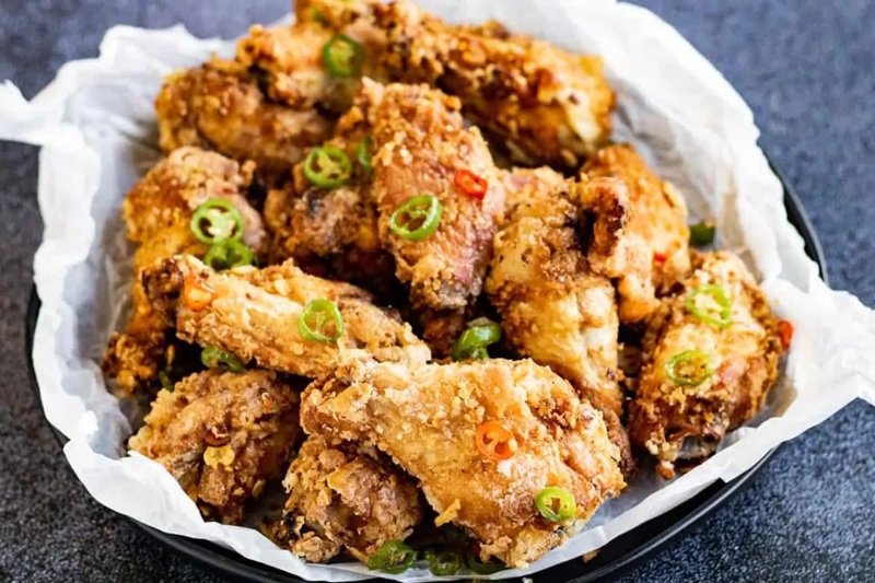 Món cánh gà muối tiêu hấp dẫn
