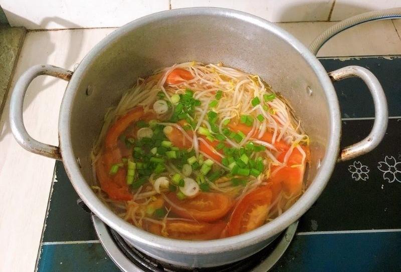 Nêm gia vị và rắc hành lá vào