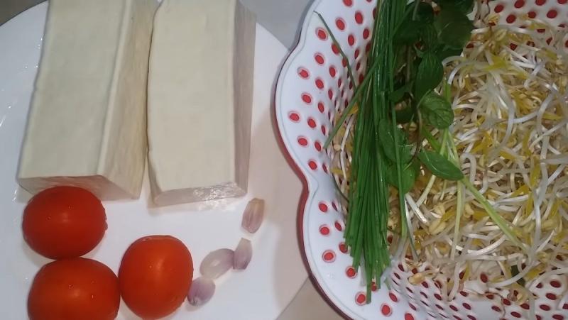 Chuẩn bị nguyên liệu làm canh giá đỗ cà chua chay với đậu hũ
