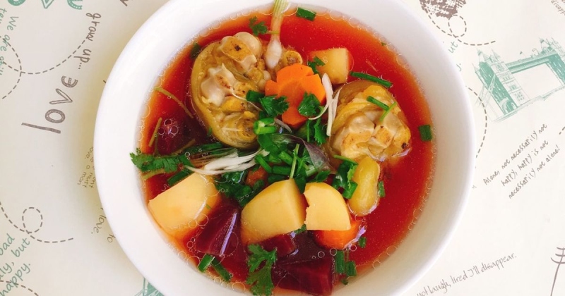 Tô canh giò heo hầm củ dền và rau thơm