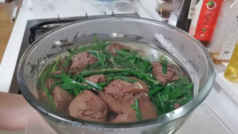 Thành phẩm món canh huyết heo với hẹ thanh mát