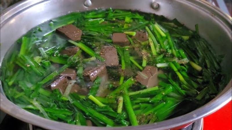 Tiến hành công đoạn nấu canh huyết heo với hẹ
