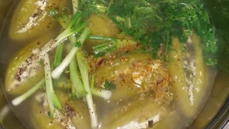 Tiến hành nấu canh khổ qua nhồi đậu hũ chay