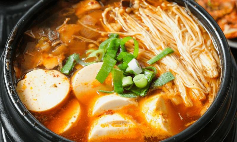 Hoàn thành canh kim chi chay thập cẩm hấp dẫn