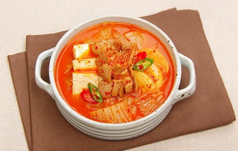 Nồi canh kim chi nấu chín với sườn heo