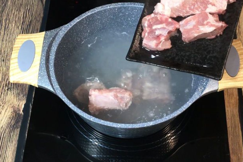 Cho sườn heo vào nồi nước sôi để hầm