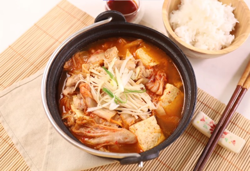 Tô canh kim chi sườn heo Hàn Quốc cay nồng