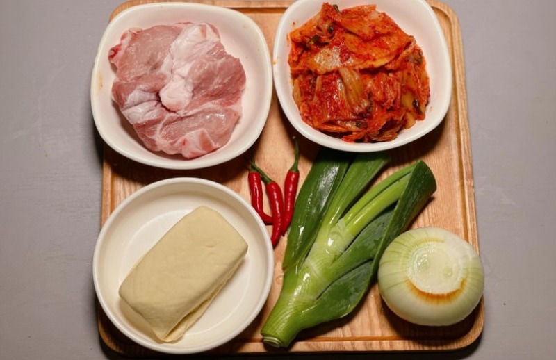 Nguyên liệu canh kim chi sườn heo gồm kim chi, sườn heo