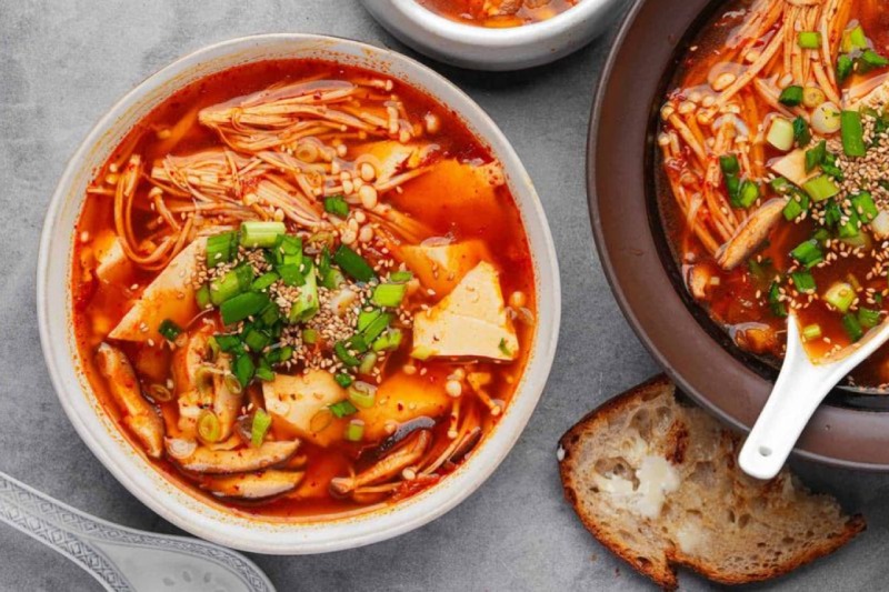 Tô canh kim chi sườn heo bày trí đẹp mắt