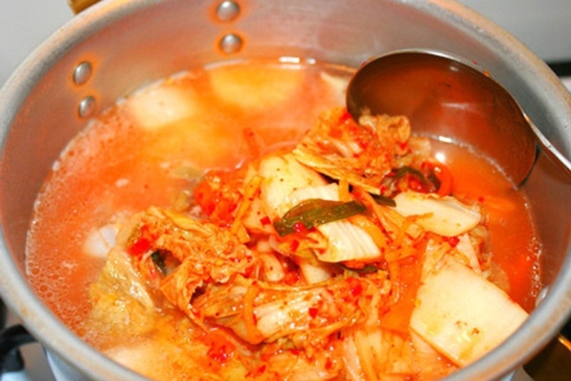 Nồi canh kim chi thịt heo đậm đà