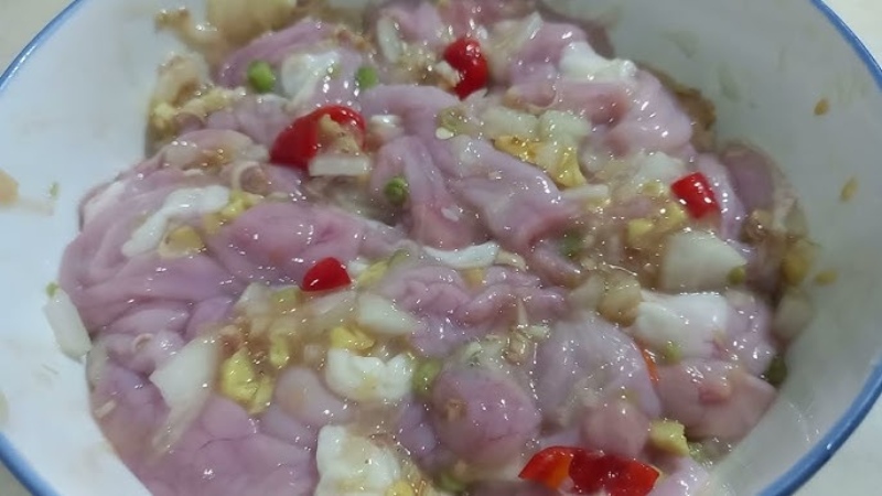 Lòng heo ướp với gia vị