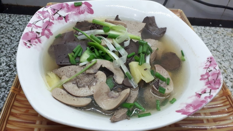 Món canh lòng heo nấu với huyết
