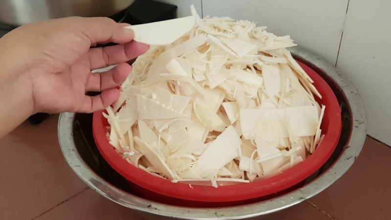  Măng tươi được bào mỏng, đặt trong rổ đỏ