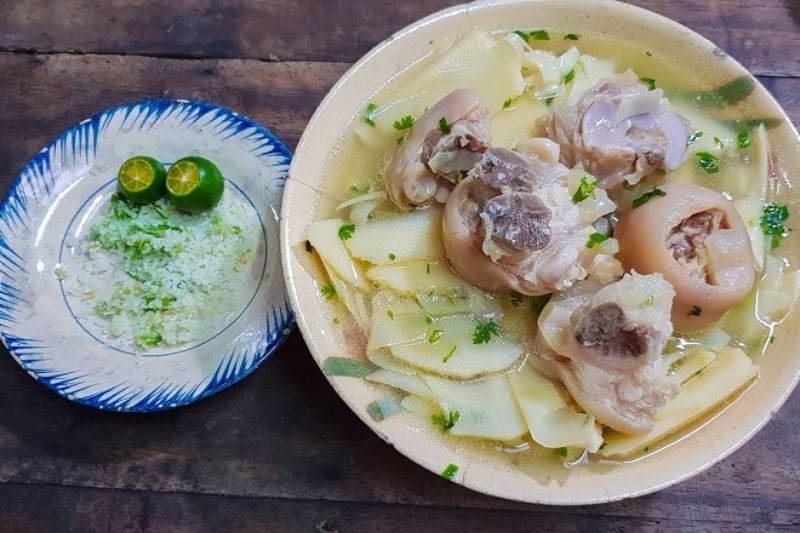 Canh măng đuôi heo kèm chén muối tiêu tắc chấm kèm.