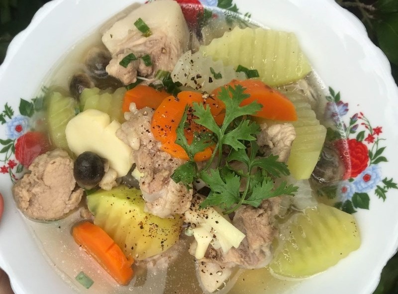 Món canh đuôi heo hầm rau củ với nấm, khoai và cà rốt.