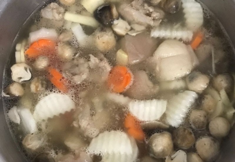Nồi canh đuôi heo nấu với măng, nấm, cà rốt và hành