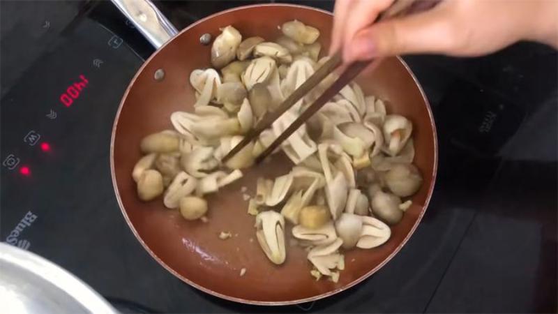 Công đoạn nấu canh mồng tơi đậu hũ nấm chay 