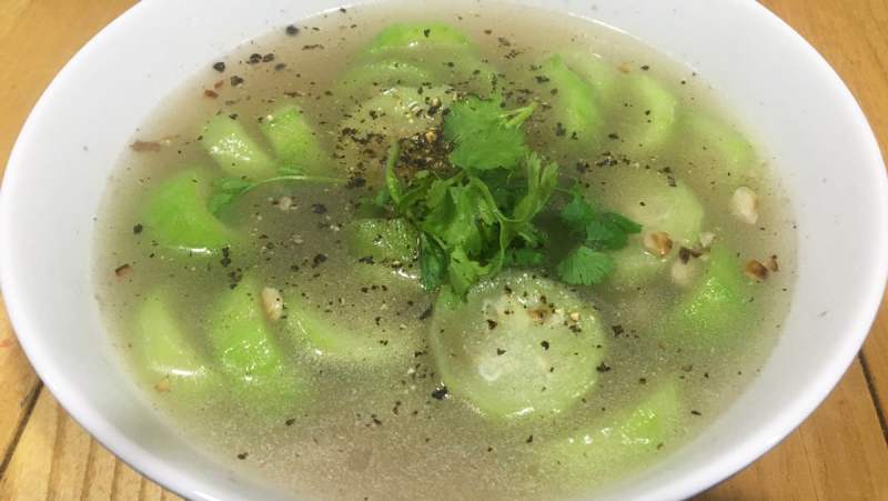 Thành phẩm món canh mướp với lạc thơm ngon