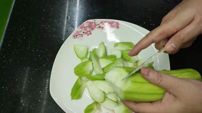 Sơ chế nguyên liệu làm canh mướp nấm