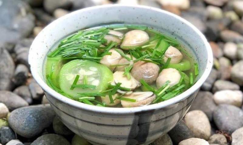 Thành phẩm món canh mướp với nấm thanh mát