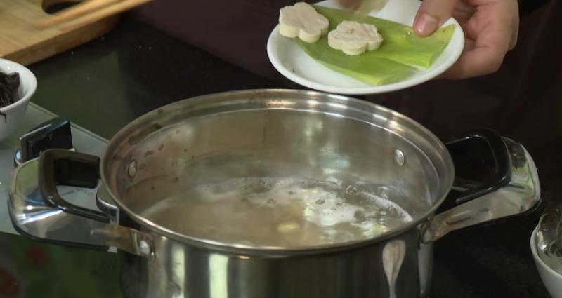 Công đoạn nấu canh rong biển hạt sen chay