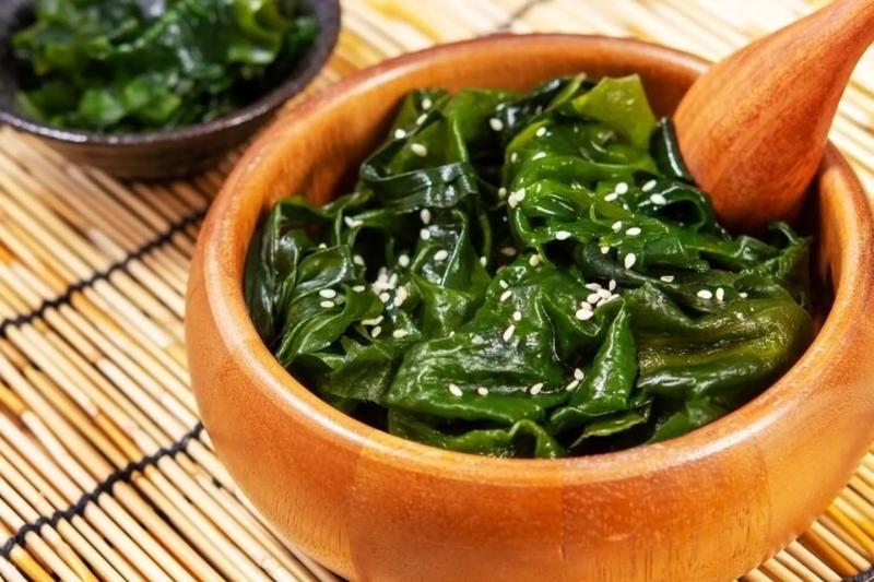 Công đoạn nấu canh rong biển đậu hũ chay