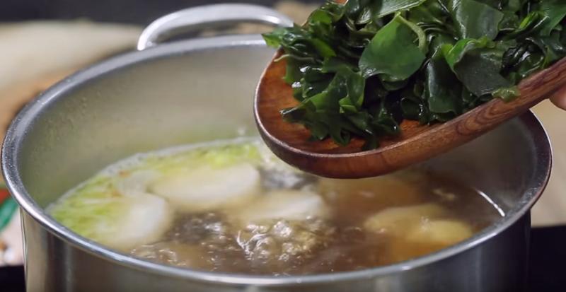 Công đoạn nấu canh rong biển củ cải chay