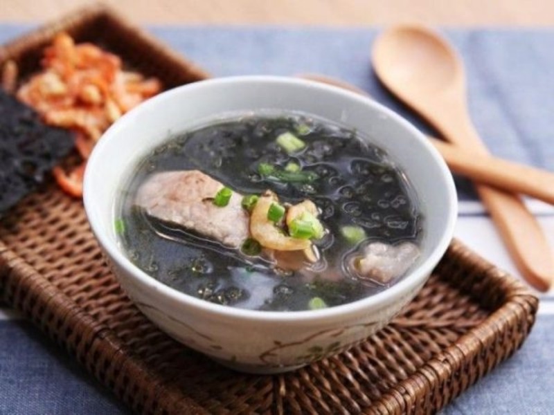 Canh rong biển xương heo được trình bày trong bát