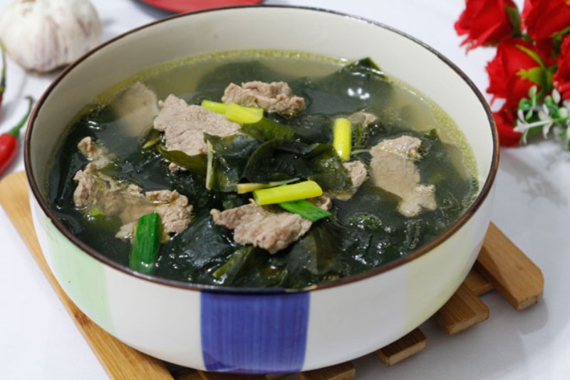 Canh rong biển nấu xương heo có màu sắc bắt mắt