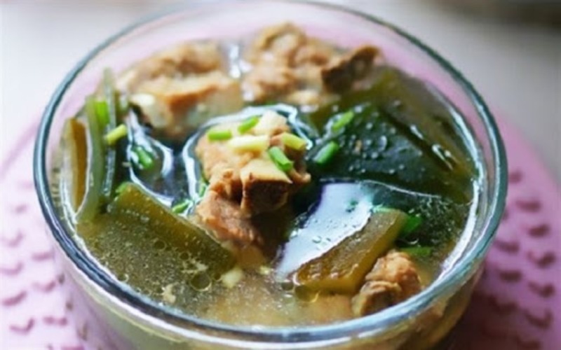 Canh rong biển nấu xương heo với nước dùng trong