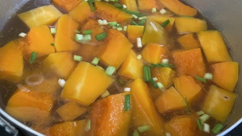 Tiến hành nấu canh thịt bò bí đỏ