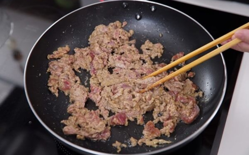 Công đoạn xào thịt bò vừa chín tái
