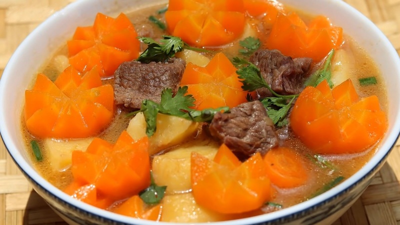 Thành phẩm món canh thịt bò hầm khoai tây