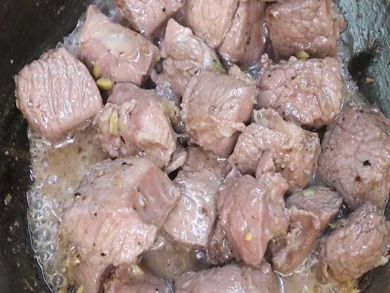 Công đoạn xào sơ thịt bò vừa tái