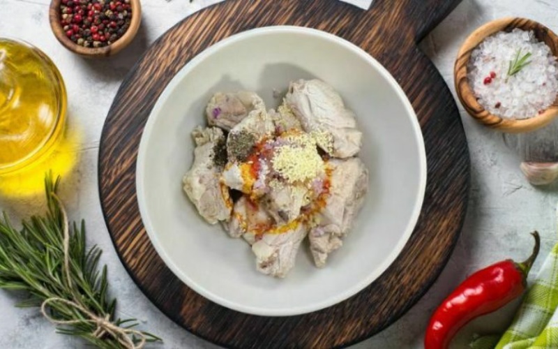 Ướp gia vị và nấu xương bò 