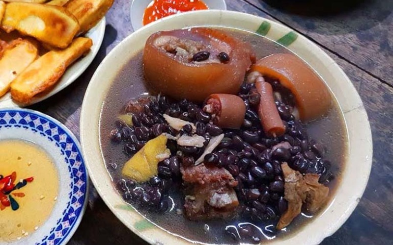 Thành phẩm món canh xương bò hầm đậu đen