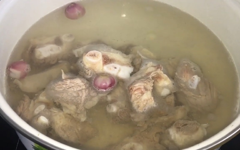 Công đoạn ninh xương bò