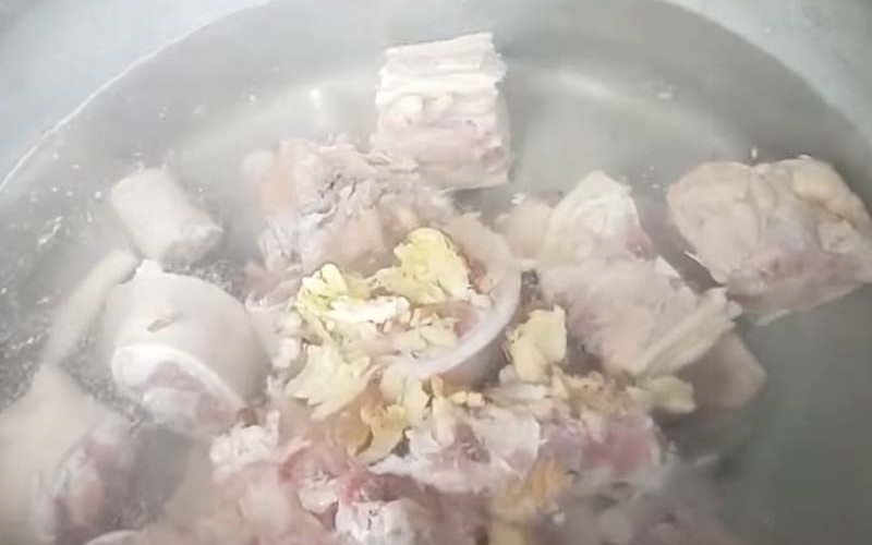 Làm sạch và khử mùi xương bò