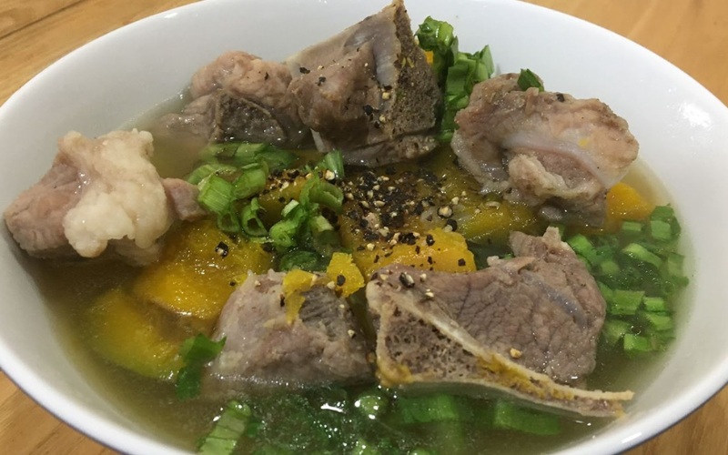 Thành phẩm món canh xương bò bí đỏ thơm ngon