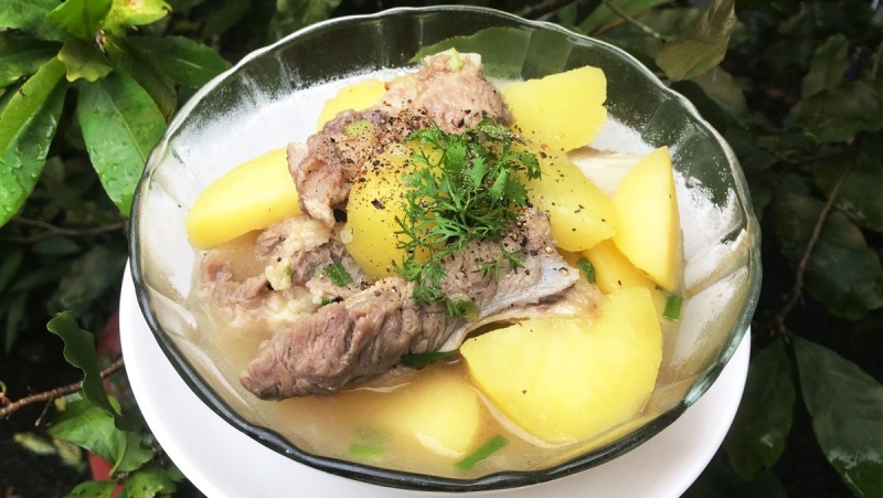 Món canh khoai tây hầm xương