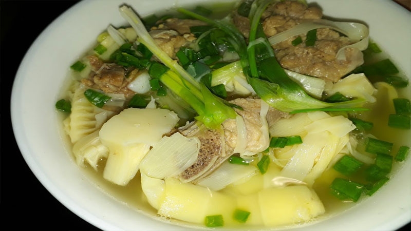 Món canh măng tươi hầm xương