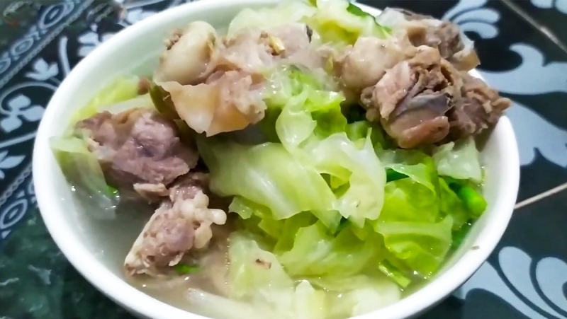 Món canh bắp cải hầm xương