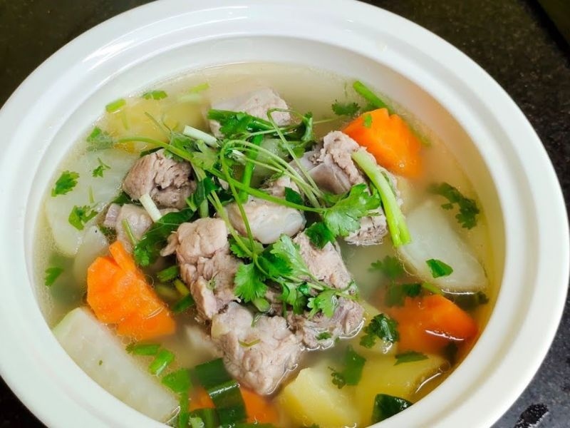 Món canh xương hầm rau củ