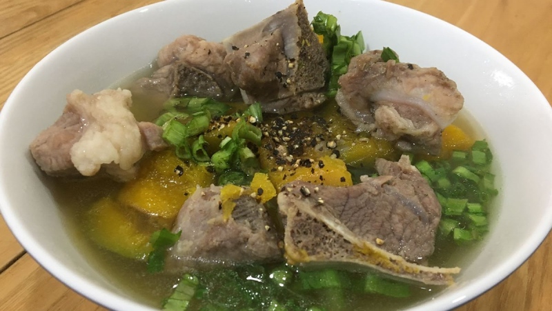 Món canh xương hầm hạt sen bí đỏ